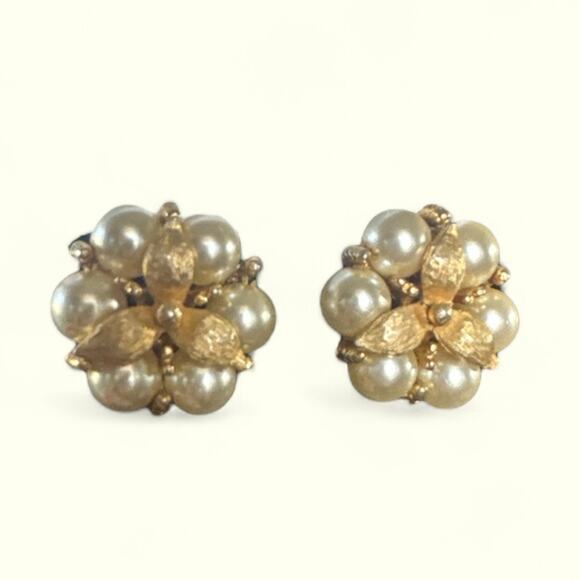 Vintage 1960s Faux Pearl Cluster Clip-On Earrings - Elegant Statement Jewelry - Picture 1 of 7